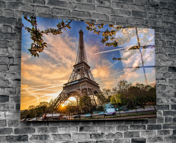 Tableau en verre - Tour Eiffel vue d'en bas sous les nuages